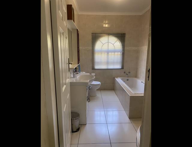 5 BEDROOM HOUSE FOR SALE IN MONDEOR